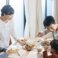 【2歳・3歳】遊び食べ、手づかみ、好き嫌い！食事のマナーや行儀をしつける方法