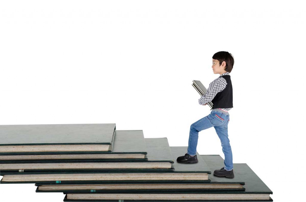 Book step. Мальчик поднимается по книгам. Мальчик с книгами на лестнице. Идешь шагами с книгами. Лестница из книги студент фон.