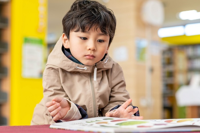 ひらがな・カタカナは何歳から？ お子さまが夢中で学べる取り組み方をご紹介！