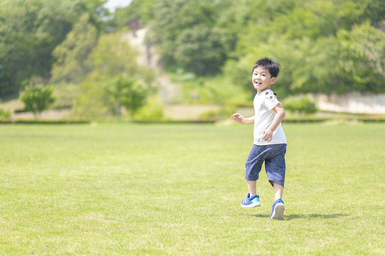 公園で遊ぶ子供