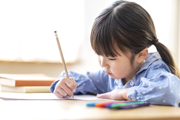 幼児向けプリントはどう選ぶ？イヤイヤ期でも進んでやりたがる種類や選び方・進め方まで徹底解説！